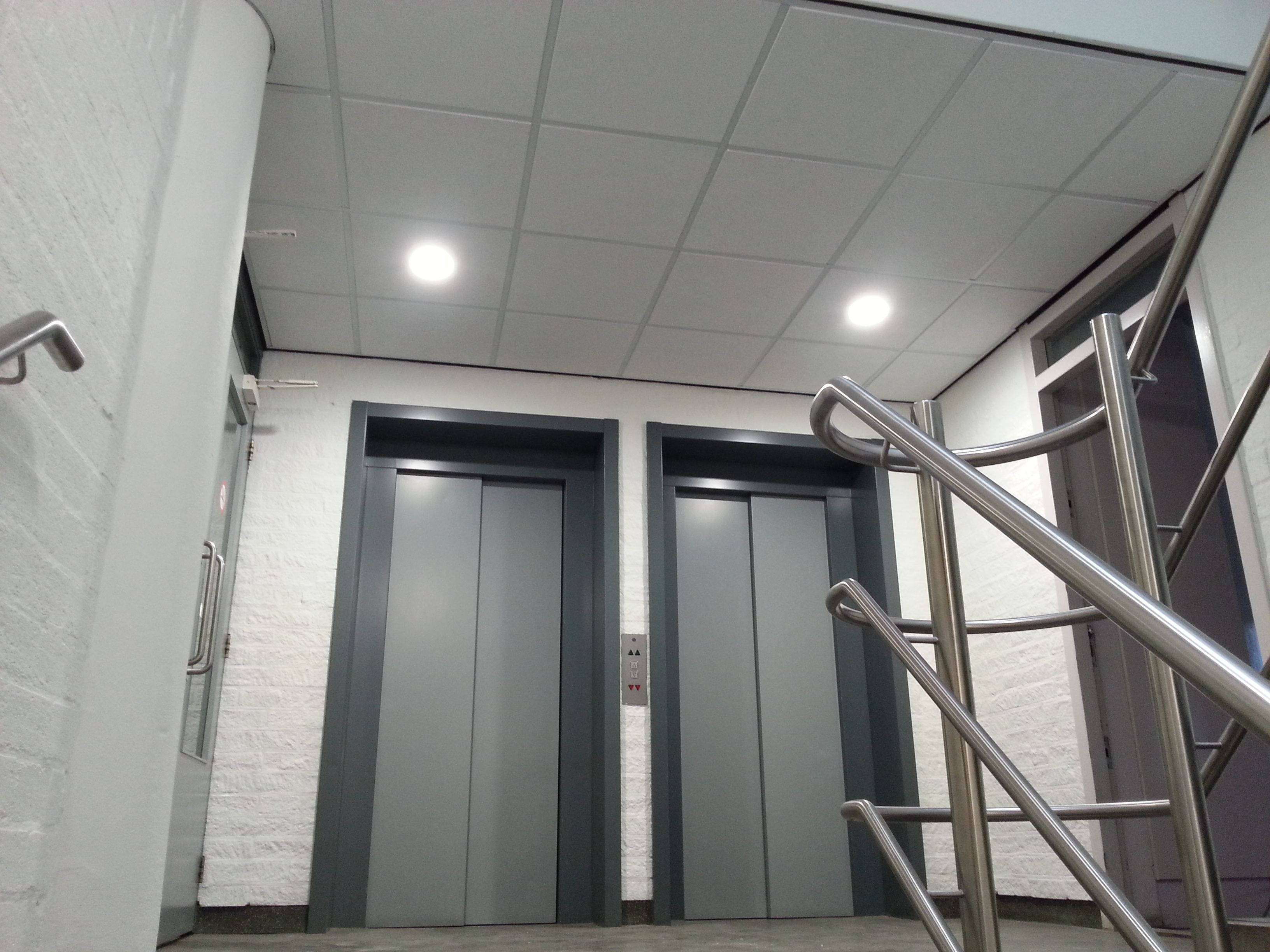 LED-verlichting in trappenhuis bedrijfsverzamelgebouw te Amsterdam